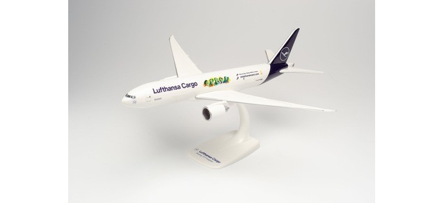 Herpa/Snap-Fit 613354 Lufthansa Cargo Boeing 777F &ldquo;Cargo Human Care&rdquo; &ndash; D-ALFI &ldquo;Buenos D&iacute;as M&eacute;xico&rdquo;
