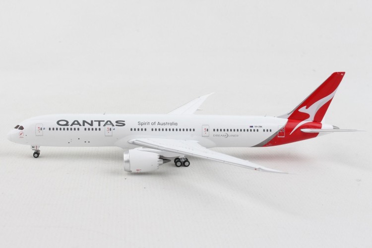 GeminiJets GJQFA1995F Boeing 787-9 Qantas Airways Flaps Down Version VH-ZNK Scale 1/400
